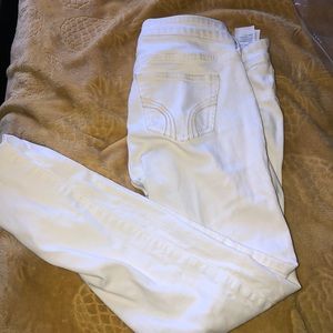 white hollistee skinny jeans